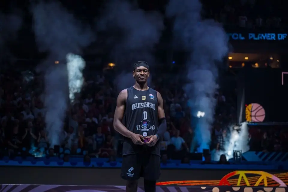 alt, 在防守端的, 的表现同样 alt, 在防守端的, 的表现同样